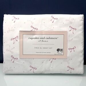 NWT Cupcakes and Cashmere Pink Bow Sheets